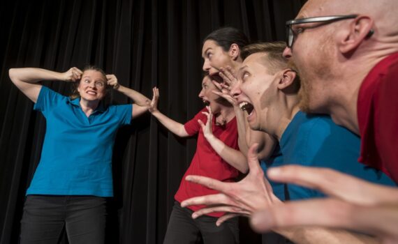 Was ist denn da los, die Gesichtszüge der Schauspielenden entgleiten.